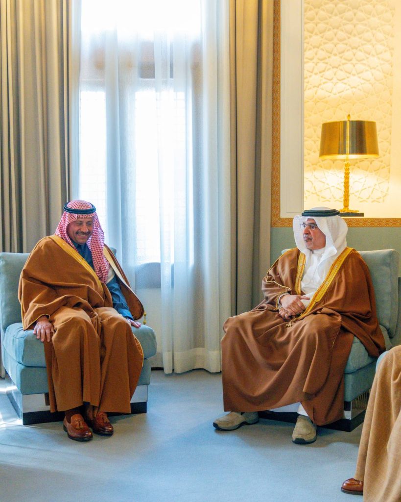 ولي العهد رئيس الوزراء يلتقي السفير السعودي لدى البحرين نايف السديري – الوطن