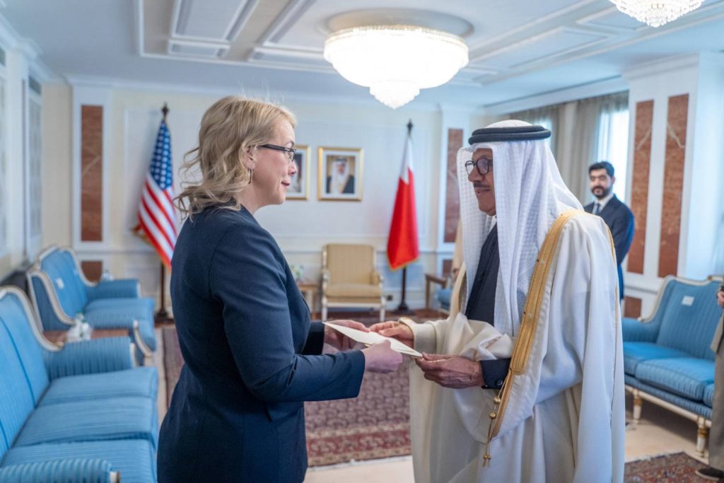 وزير الخارجية يتسلم نسخة من أوراق اعتماد سفيرة الولايات المتحدة المعيّنة لدى البحرين – الوطن