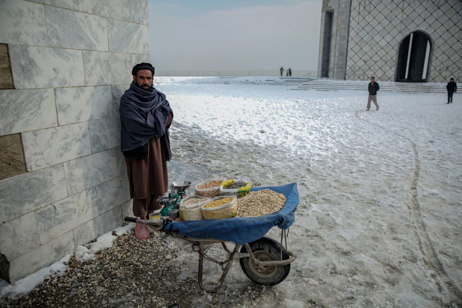 الثلوج والأمطار الغزيرة في أفغانستان تودي بحياة 61 شخصاً في 3 أيام – الوطن