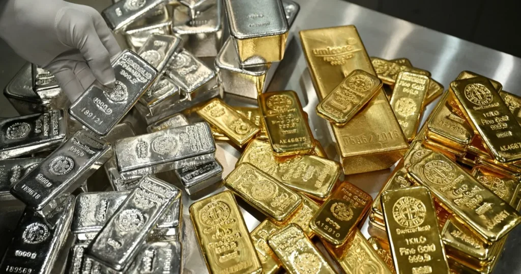 الذهب يتجه لأكبر تراجع يومي منذ 1983 والفضة نحو أسوأ أيامها