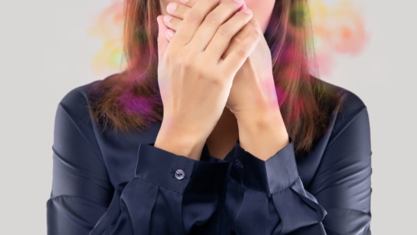 رائحة الفم الكريهة قد تكون مرتبطة بمشكلات في الجهاز الهضمي.. وليس بسبب الطعام