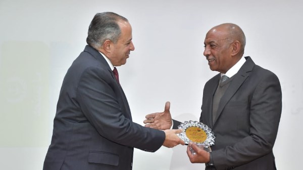 محافظ بورسعيد يكرم السكرتير العام لجهوده في الارتقاء بالعمل الإداري