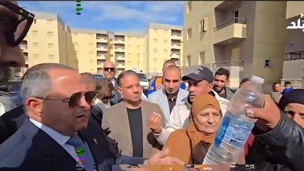 هاتولي زجاجة مياه من الحنفية.. محافظ بورسعيد يتحقق من شكوى سكان «سلام مصر» | فيديو