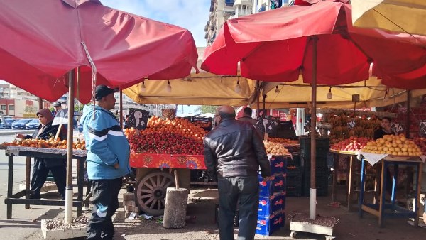 استعدادًا لشهر رمضان .. «مناخ بورسعيد» يُواصل تنفيذ خطته لإعادة الانضباط بالشارع | صور