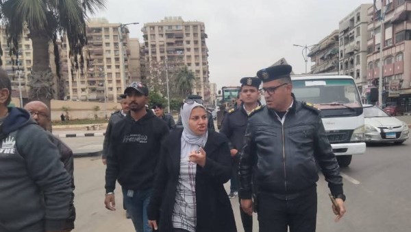 مناخ بورسعيد يداهم فروشات عشوائية .. ورئيس الحي : مش هسيب إشغال يهدد المواطنين | شاهد