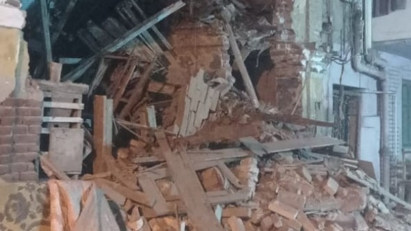 محافظ القليوبية يُوجّه بتشكيل لجنة هندسية بعد انهيار جزء من مبنى قديم بالقناطر الخيرية صور