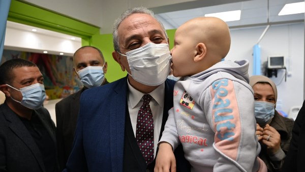 مع بداية العام الجديد.. محافظ الغربية يرسم الابتسامة على وجوه أطفال معهد أورام طنطا ويضع المرضى وأسرهم في قلب الاهتمام