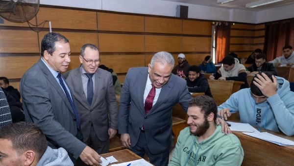 رئيس جامعة طنطا يجري جولة موسعة لمتابعة أعمال الامتحانات بعدد من الكليات