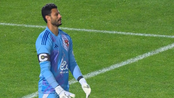 أول عرض يصل محمد الشناوي بعد وضعه على دكة البدلاء.. هل يرحل قائد الأهلي؟