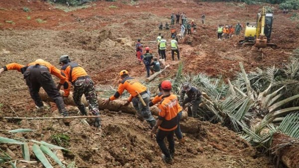 إندونيسيا ..مصرع 7 أشخاص وفقدان 82 آخرين بعد وقوع انهيار أرضي