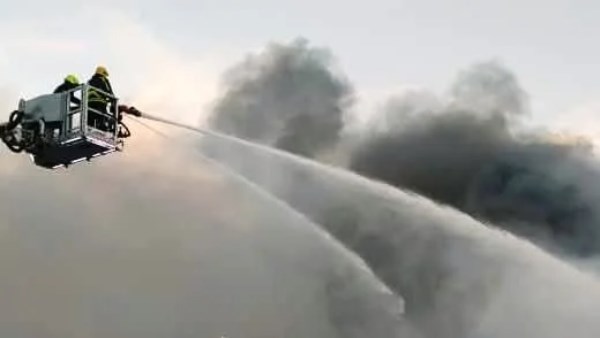 10 سيارات إطفاء وسلالم هيدروليكية.. كواليس إخماد حريق هائل يلتهم 4 منازل في الزرايب