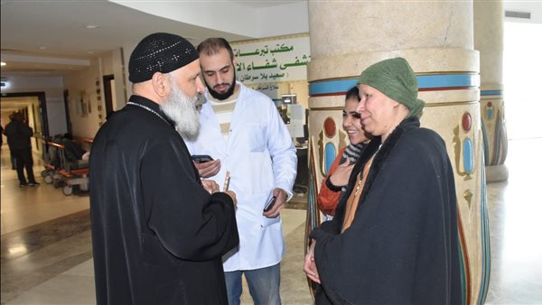 بالصور.. وفد كنيسة «القديسة رفقة» يقدم الدعم المعنوي لمرضى الأورام بالصعيد