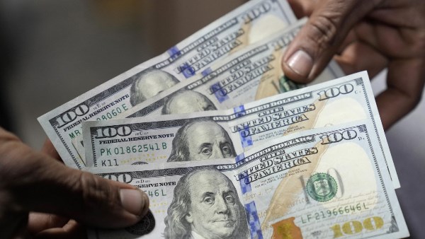 سعر الدولار الأمريكي اليوم الأحد مقابل الجنيه المصري في البنوك صورة أرشيفية