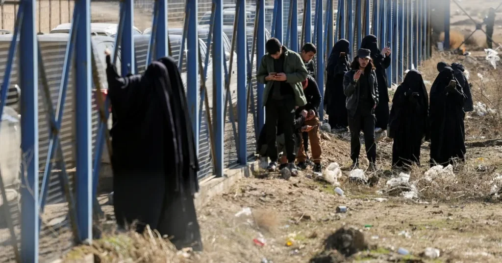 سجون ومخيمات.. أين معتقلو عناصر “داعش” في سوريا؟