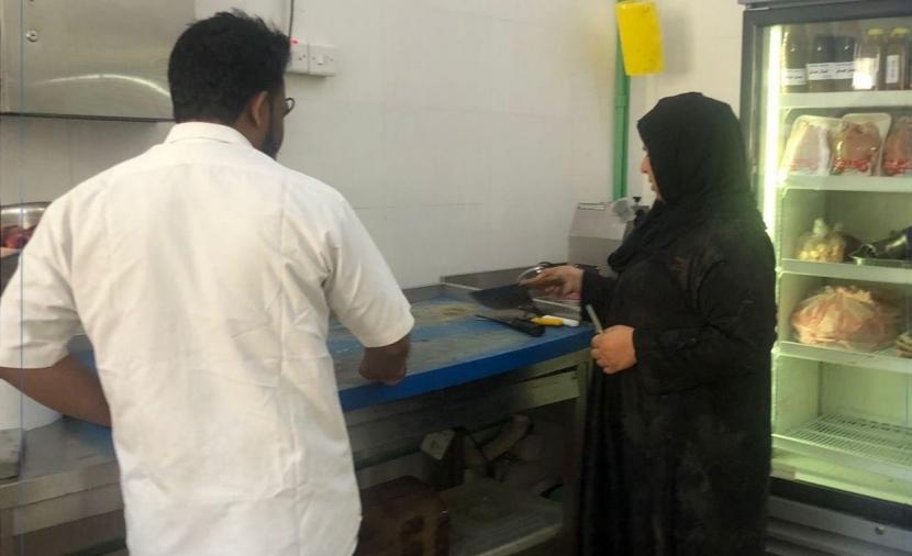 تواصل الزيارات الميدانية لمحال بيع الدواجن واللحوم بالعوابي