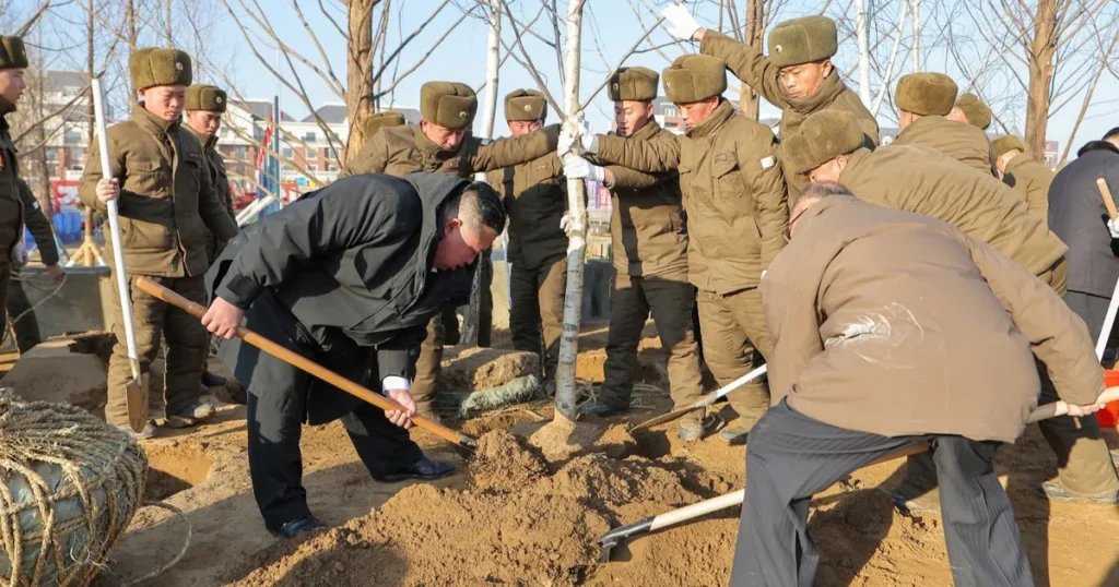 زعيم كوريا الشمالية يتفقد بناء نصب تذكاري لجنود قضوا بروسيا