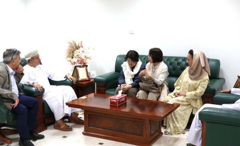 فريق ياباني يطلع يتعرف على دول مركز الأبحاث بجامعة ظفار