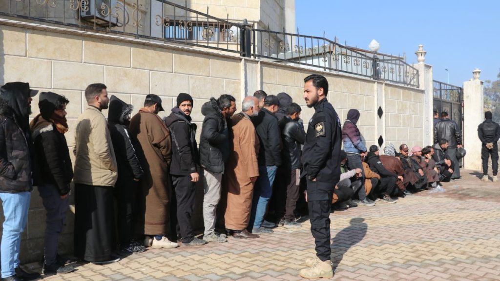 إقبال محدود على مركز التسوية لعناصر “قسد” بدير الزور