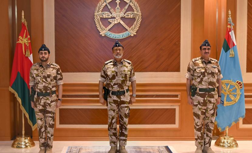 جلالة السلطان يطلع عن كثب على أحدث المعدات والآليات في قاعدة المصنعة الجوية