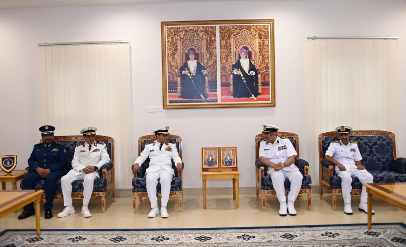 قائد البحرية السلطانية العُمانية يبحث الموضوعات العسكرية القائمة مع السعودية