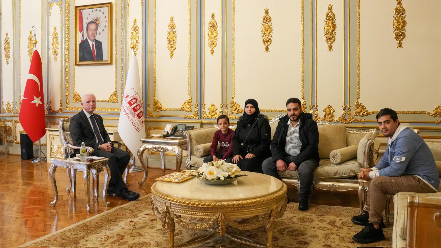 تركيا.. طفل سوري يتحول إلى حديث تركيا والعالم العربي إثر تصرّف إنساني (فيديو)