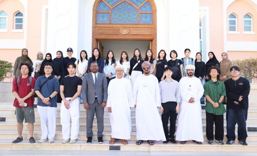 وفد طلابي من كوريا يتعرف على البرامج الأكاديمية في جامعة ظفار