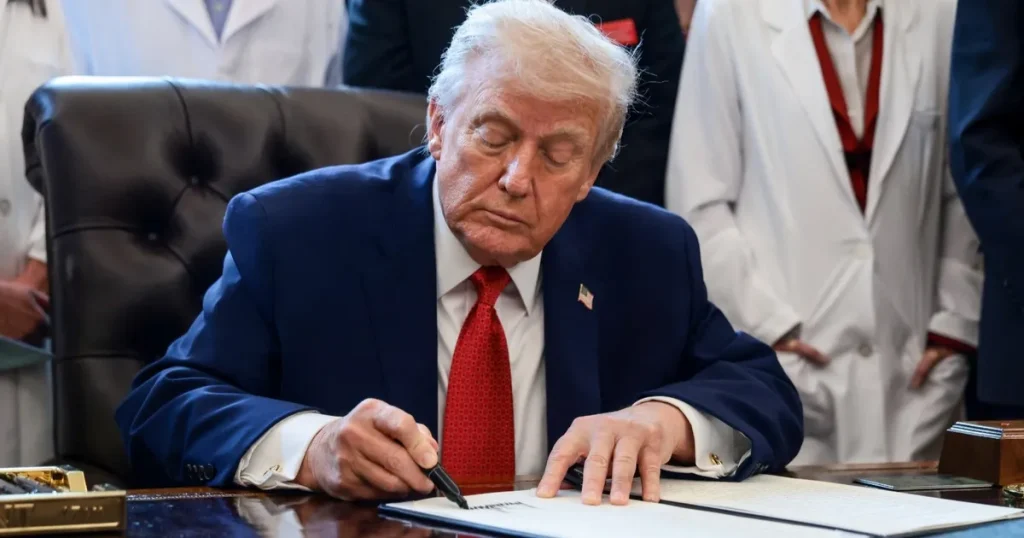 CNN: ترمب يدرس توجيه ضربات جوية تستهدف قيادات ومنشآت إيرانية