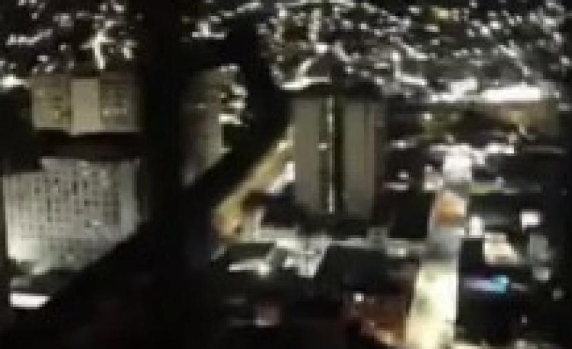 دوي انفجارات وتصاعد أعمدة الدخان وسط العاصمة الفنزويلية