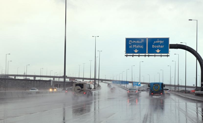بالفيديو.. أمطار غزيرة على محافظة مسقط مع استمرار تدفق السحب