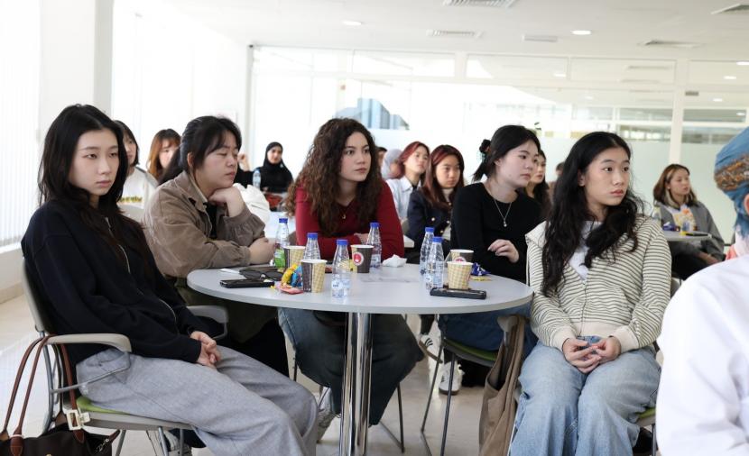 جامعة صحار تستقبل 30 طالبًا من جامعة “جين جي” الصينية