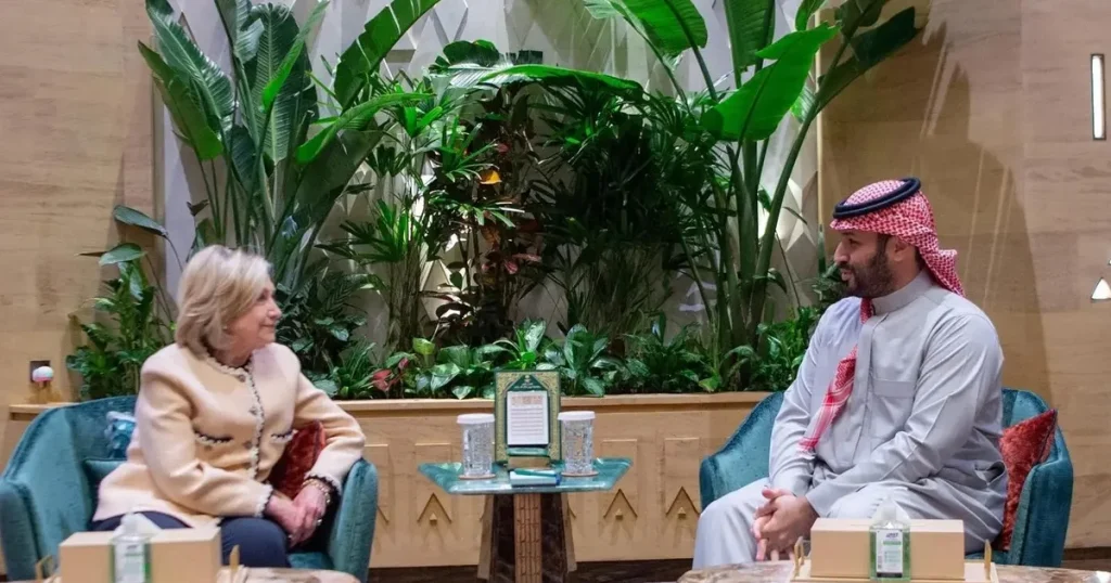 ولي العهد السعودي يستقبل هيلاري كلينتون