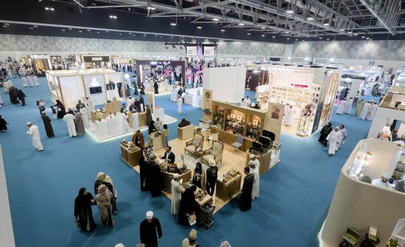 200 عارض محلي ودولي في “معرض عُمان للعطور”