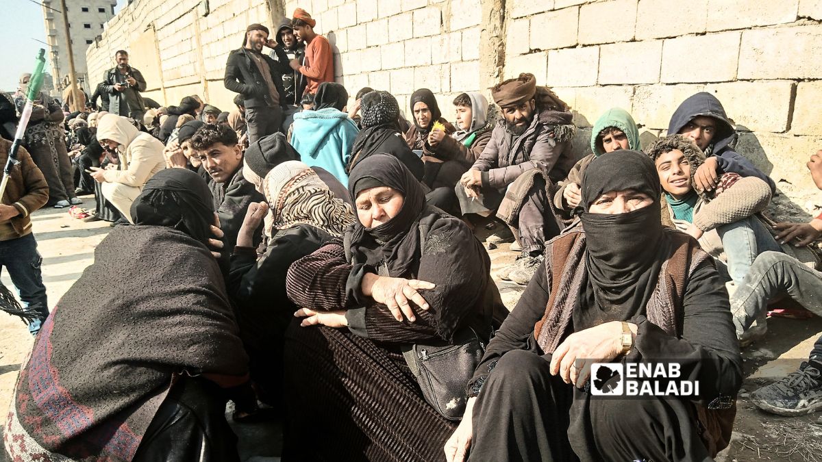 أمهات ينتظرن أمام القصر العدلي في الرقة ترقبًا للإفراج عن أبنائهن - 25 كانون الثاني 2026 (/ أحمد الحمدي)