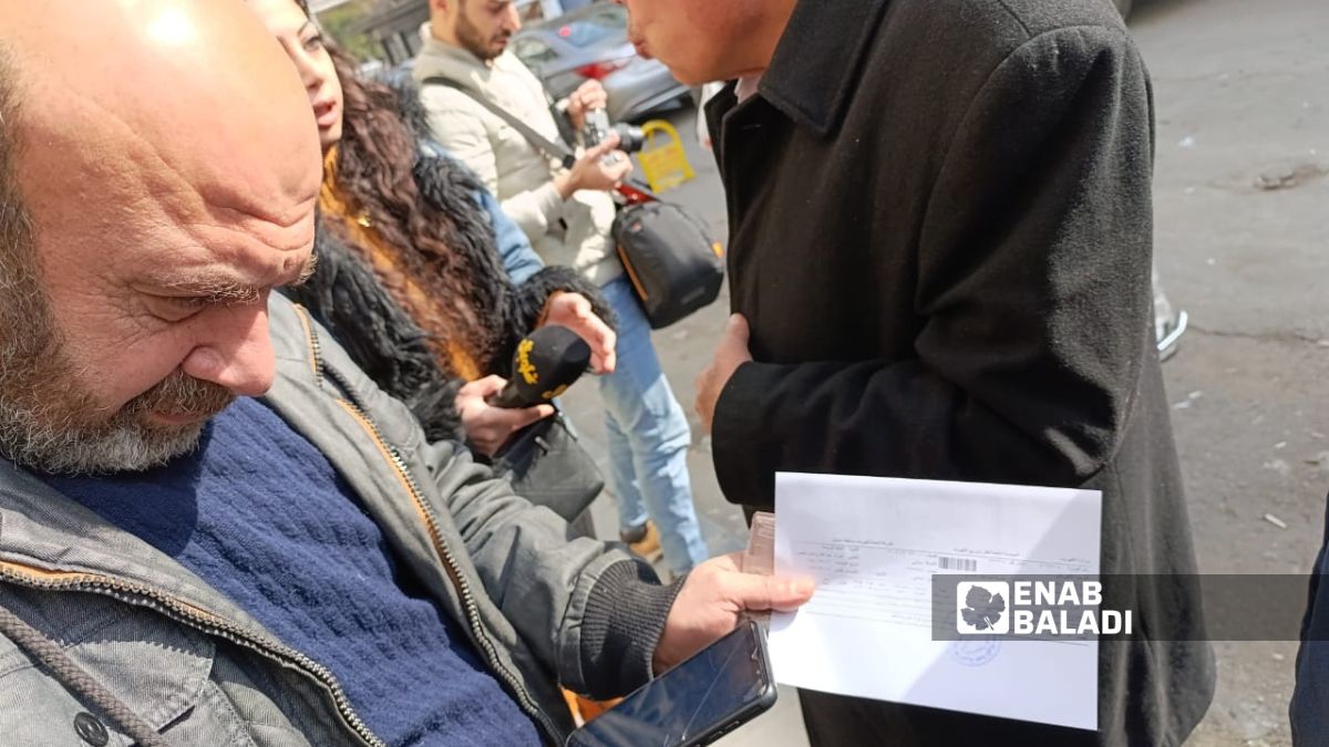 مواطن يقارن قيمة فاتورة الكهرباء مع استهلاكه - 25 كانون الثاني 2026 (/ مارينا مرهج)