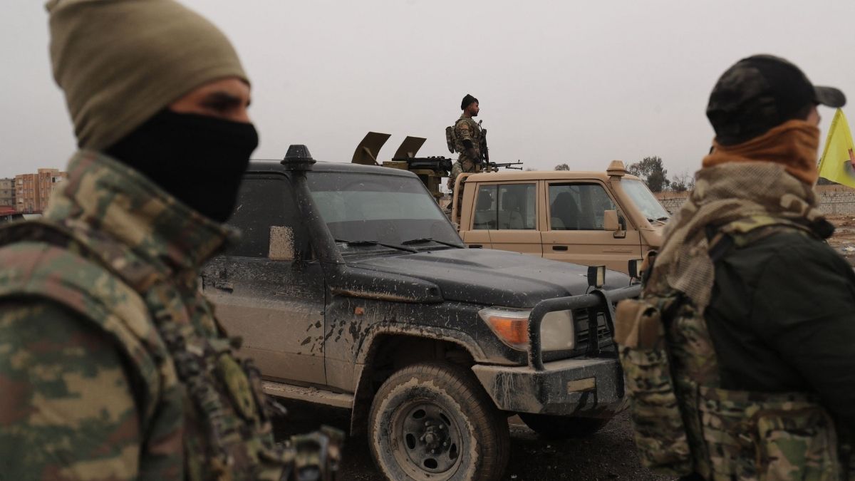 عناصر يتبعون لقوات سوريا الديمقراطية في مدينة الحسكة شرقي سوريا - 22 كانون الثاني 2026 (الوكالة الفرنسية)