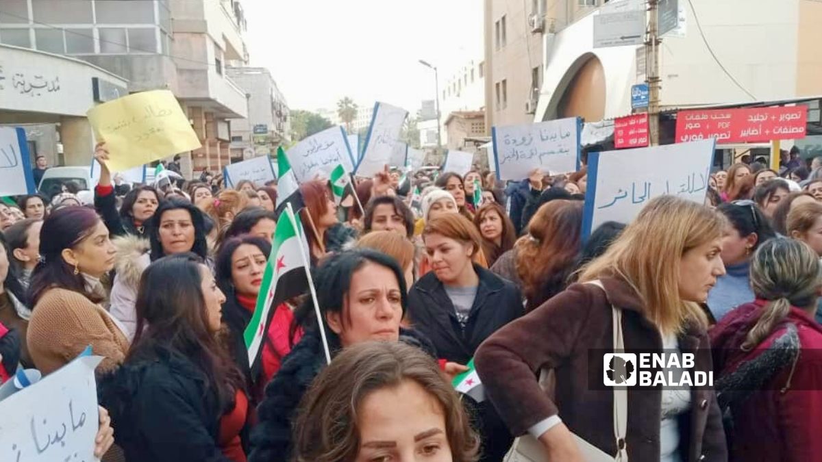 معلمون يعتصمون أمام مديرية تربية طرطوس ضد قرارات النقل - 1 شباط 2026 ()