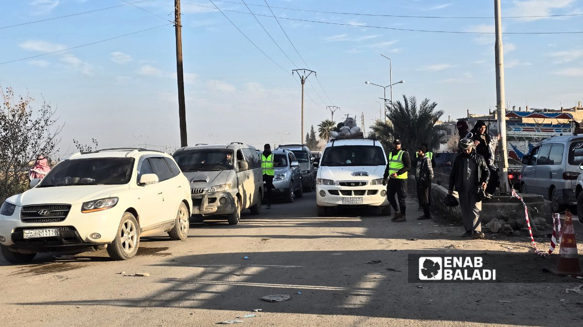 الجسر "الترابي" أصبح الطريق الوحيد لعبور نهر الفرات في دير الزور- (/ مروان المضحي)