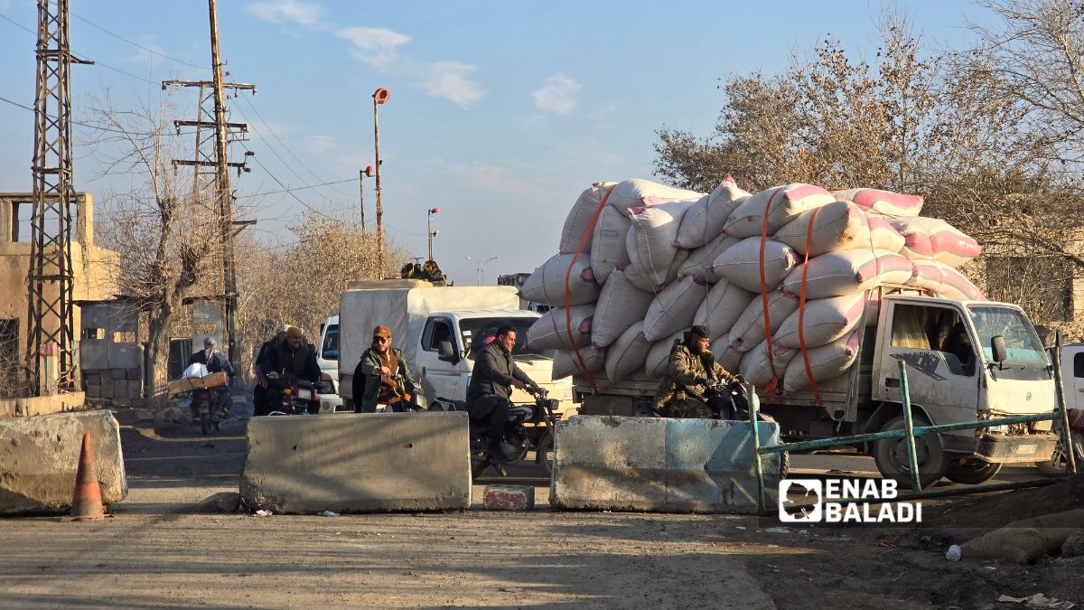 شاحنات النقل تمر بصعوبة على الجسر "الترابي" المهدد - (/ مروان المضحي)