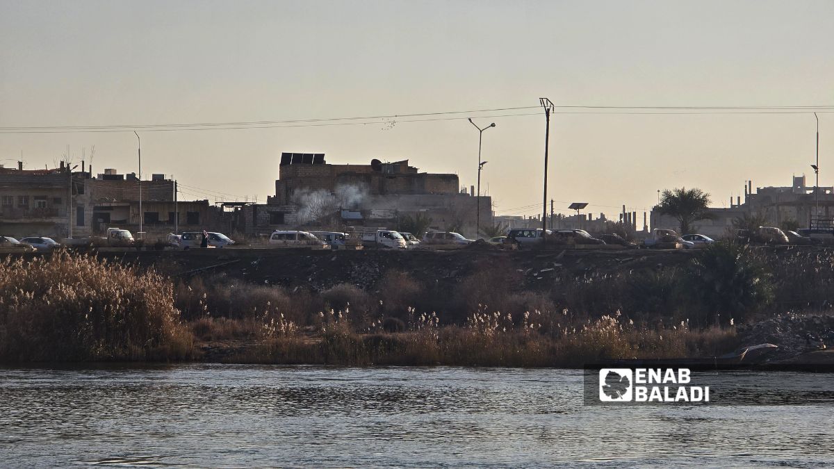 الجسر "الترابي" يتحمل حركة مرور كثيفة رغم ضيق المسار - (/ مروان المضحي)