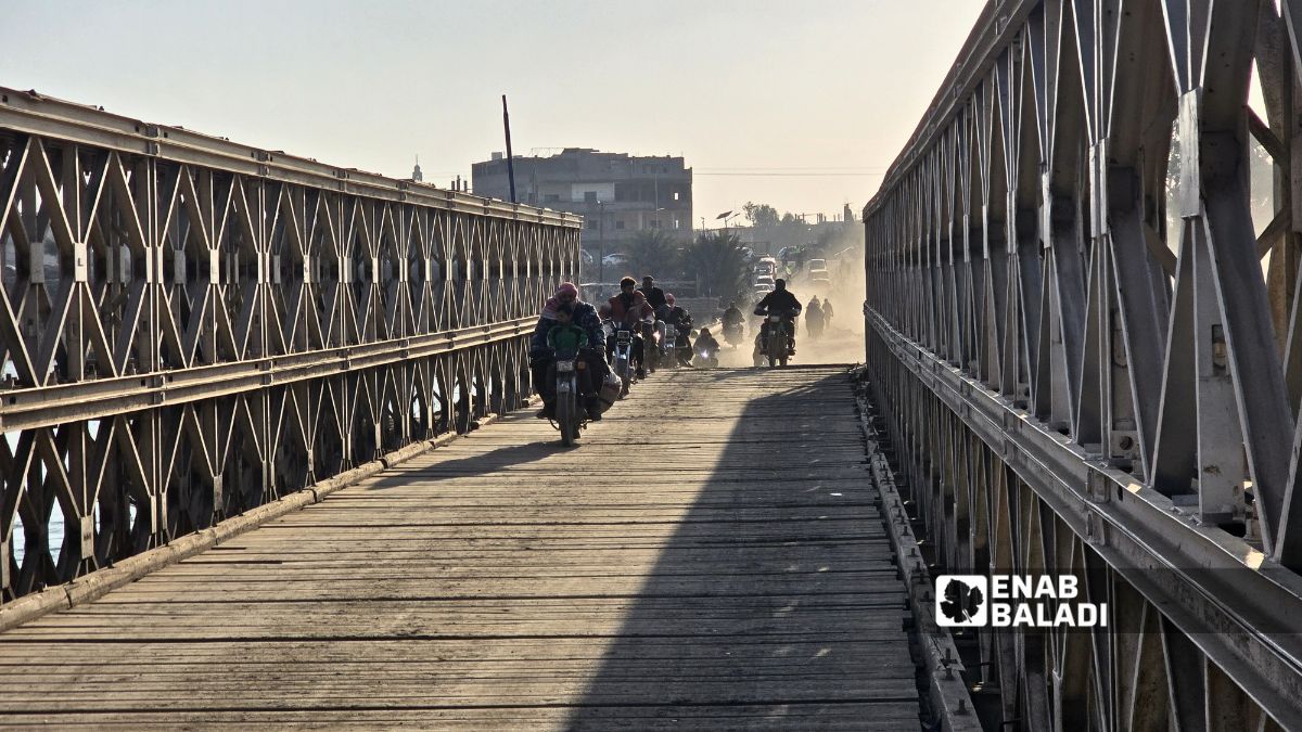 الجسر "الترابي" يوضح هشاشة البنية التحتية بعد تدمير كل الجسور - (/ مروان المضحي)