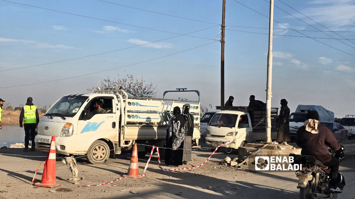 الجسر "الترابي" يواجه ضغوطًا كبيرة نتيجة غياب أي بدائل - (/ مروان المضحي)