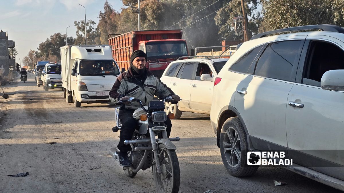 الأهالي يضطرون للانتظار لساعات لعبور الجسر "الترابي" - (/ مروان المضحي)