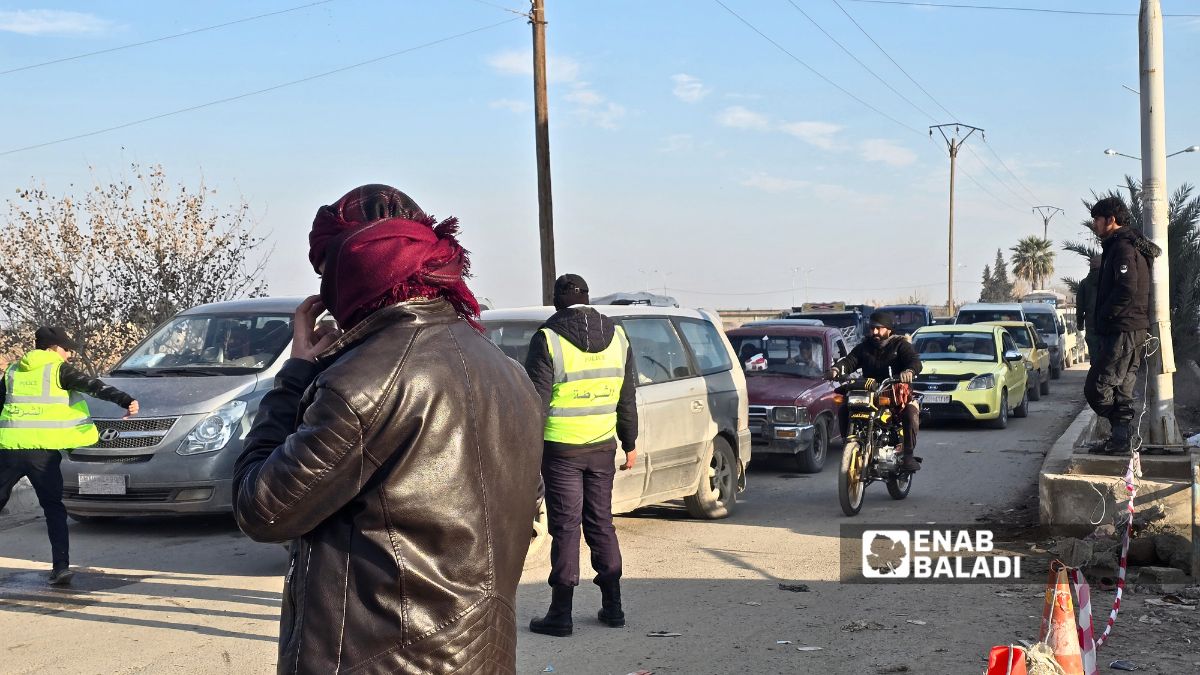 الجسر "الترابي" يتحمل حركة مرور كثيفة رغم ضيق المسار - (/ مروان المضحي)