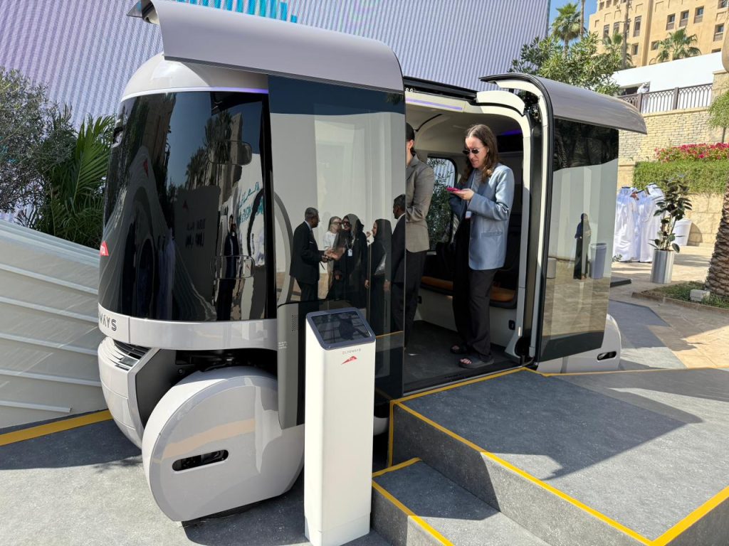 مركبات صغيرة ذاتية القيادة .. نظام مبتكر في دبي ينقل 10 آلاف شخص بالساعة ويتفادى الازدحام