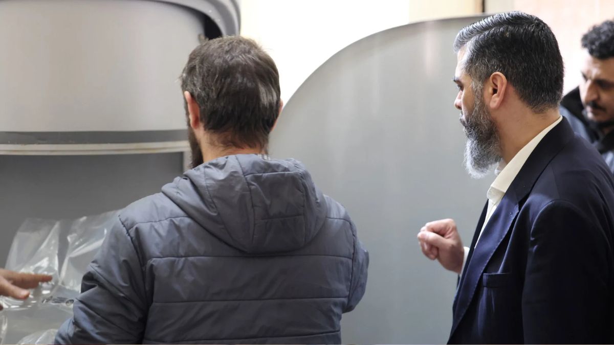 رئيس الجهاز المركزي للرقابة المالية محمد عمر قديد يراقب عملية اتلاف (فرم) كمية من العملة القديمة في مدينة المعارض بريف دمشق - 6 كانون الثاني 2026 (الجهاز المركزي للرقابة المالية)