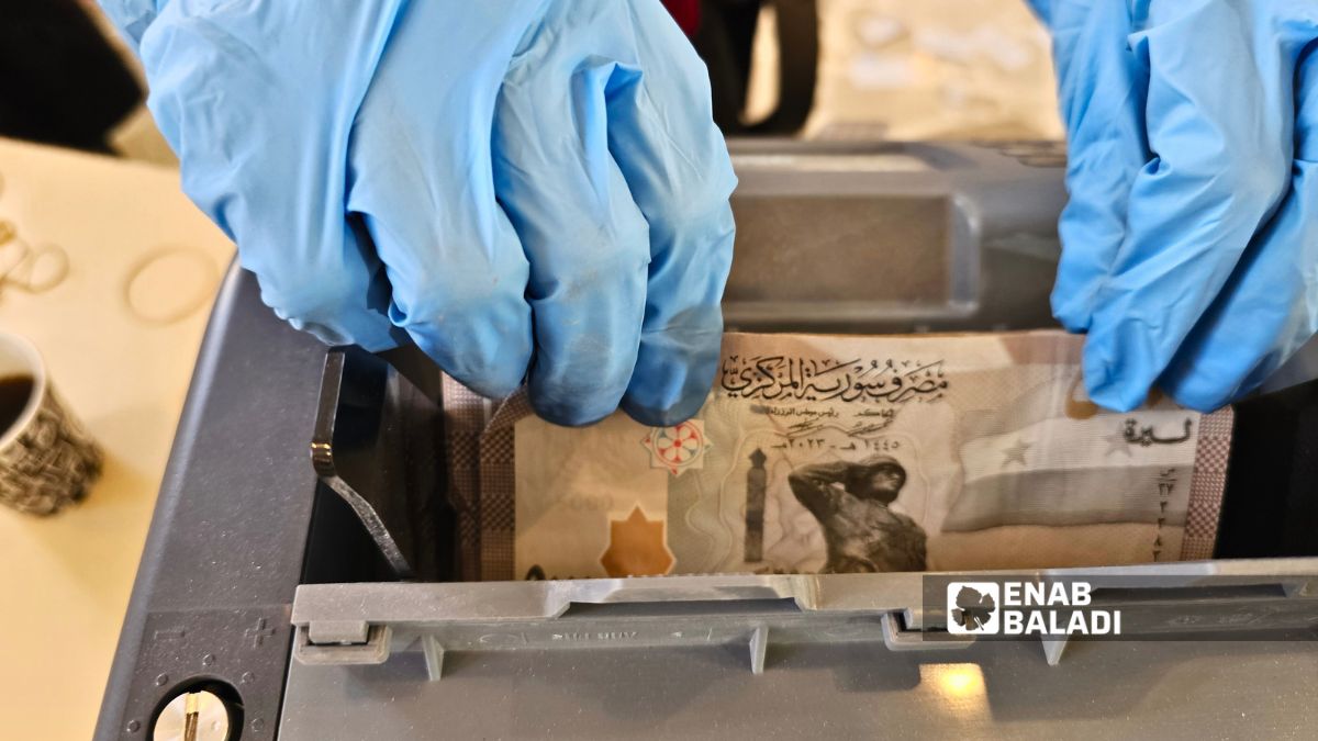 إتلاف دفعات من العملة السورية القديمة في مدينة المعارض بريف دمشق - 3 شباط 2026 (/ أحمد مسلماني)