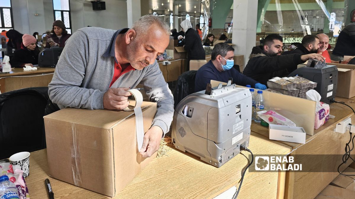 فريق من مصرف سوريا المركزي يقوم بعد وفرز العملة السورية القديمة بإشراف من الجهاز المركزي للرقابة المالية تمهيدا لإتلافها في مدينة المعارض بريف دمشق - 3 شباط 2026 ()