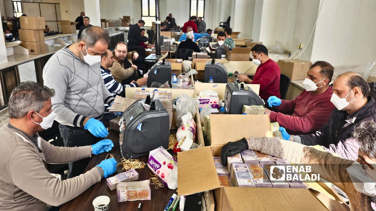 فريق من مصرف سوريا المركزي يقوم بعد وفرز العملة السورية القديمة بإشراف من الجهاز المركزي للرقابة المالية تمهيدا لإتلافها في مدينة المعارض بريف دمشق - 3 شباط 2026 ()