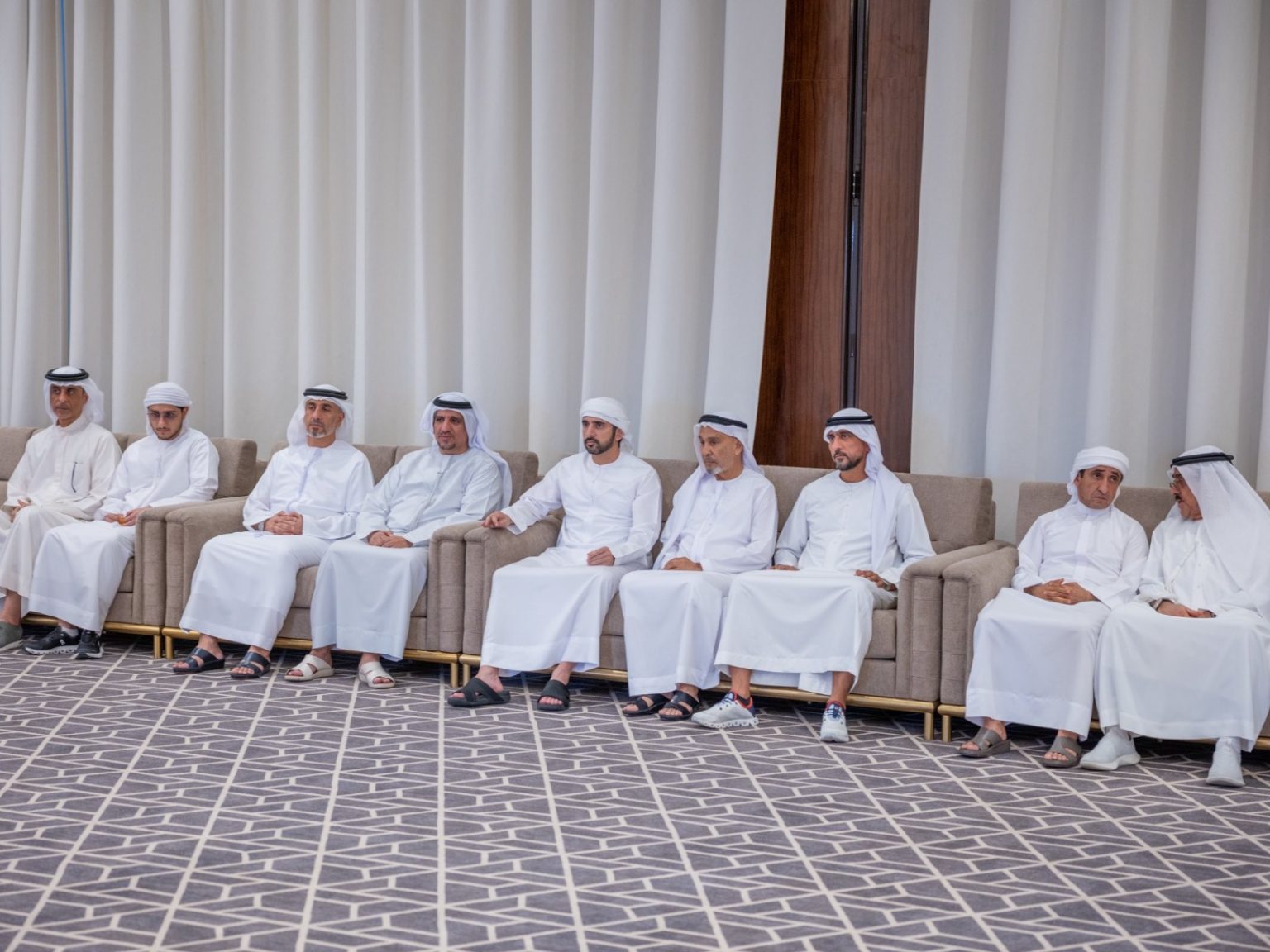 حمدان بن محمد يقدّم واجب العزاء في وفاة عبدالمجيد صديقي