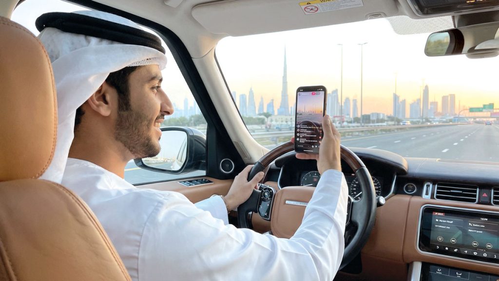 مغامرون يطاردون «الترند» بـ «لايفات» على الطرق السريعة